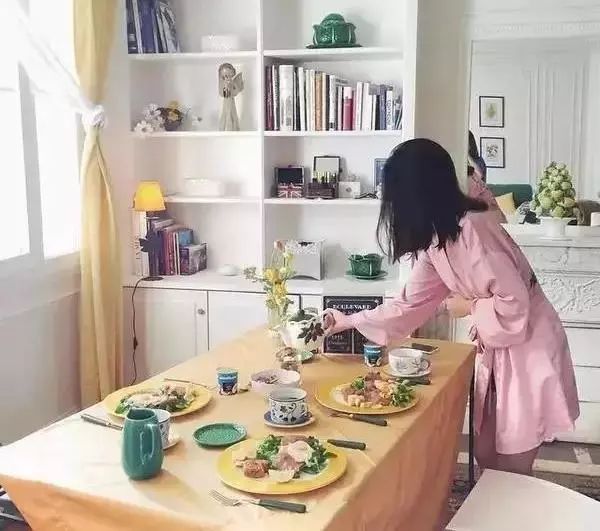 美到犯规的法式风情睡衣，丝滑修身，穿上肌肤像开了柔光一样美好。