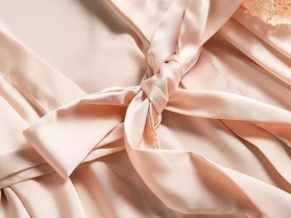 美到犯规的法式风情睡衣，丝滑修身，穿上肌肤像开了柔光一样美好。