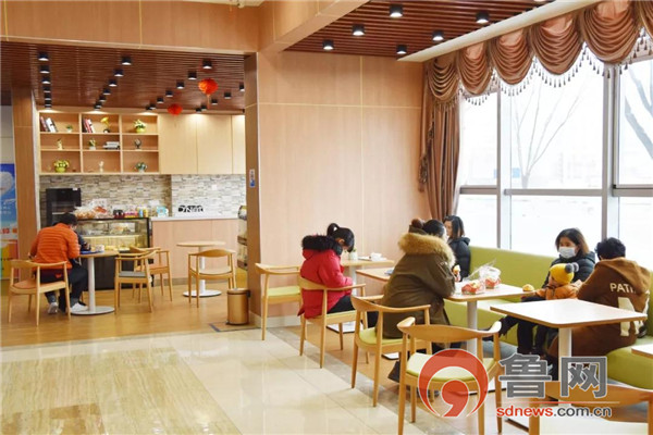 这个35+3周的宝宝出生时脐带扭成了麻花，且呈紫红色……