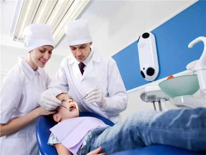 不到1折疯抢！全家口腔健康有保证~29.9元抢购原价895元劲松牙科家庭口腔护理套餐！超声波洁牙+中老年口腔护理+儿童口腔护理…