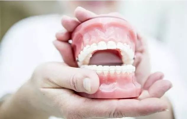 不到1折疯抢！全家口腔健康有保证~29.9元抢购原价895元劲松牙科家庭口腔护理套餐！超声波洁牙+中老年口腔护理+儿童口腔护理…