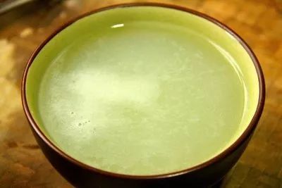 猫闻螺蛳粉后疯狂刨地,螺蛳粉猫闻了为什么埋屎