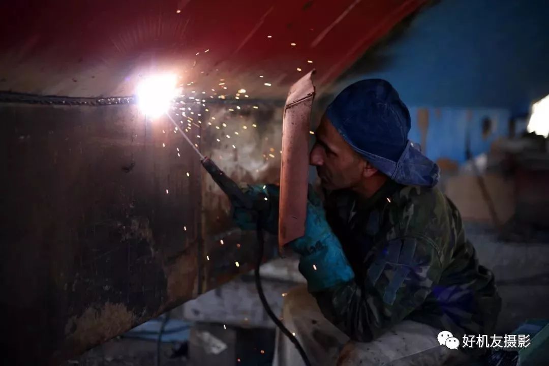 内置闪光灯和外置闪光灯的对比,闪光灯自带配件使用方法