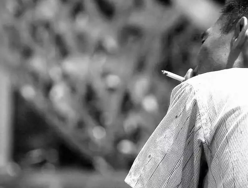 61岁老烟枪因脚疼，查出血管闭塞！动完手术又偷偷在楼道抽烟，现在面临更大的危险