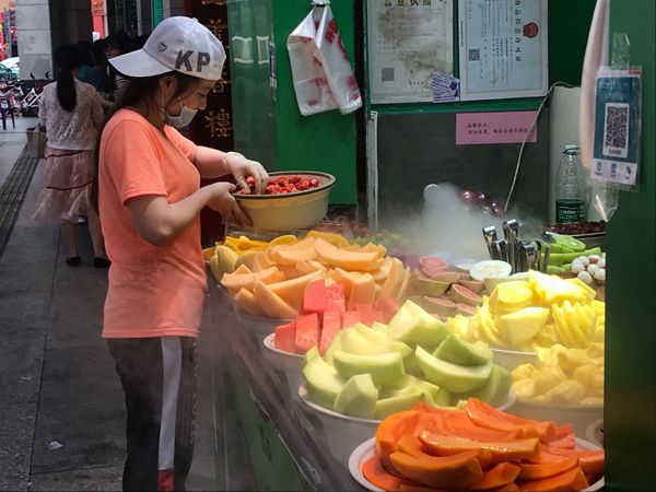 街边如何卖鲜切水果,鲜切水果10元一斤技巧