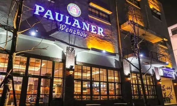 快讯|百威利用回收塑料杯打造了个足球场