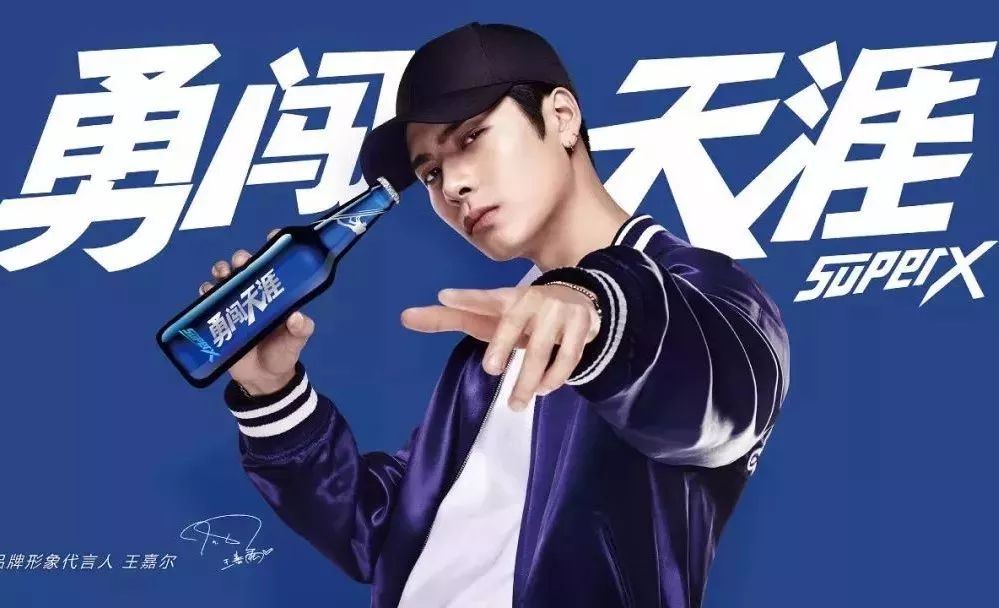 快讯|百威利用回收塑料杯打造了个足球场