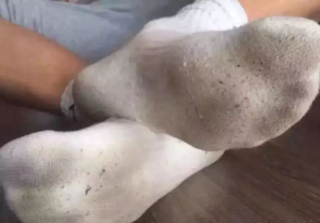 白袜子和黑袜子一起洗变黑怎么办,发黑的白袜子怎么洗才能变白