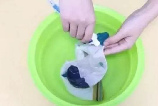 白袜子和黑袜子一起洗变黑怎么办,发黑的白袜子怎么洗才能变白