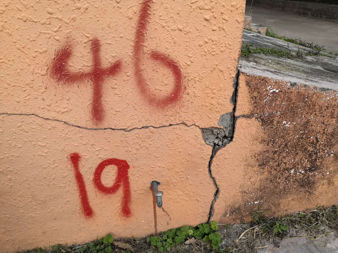 危险！天健施工场地*破爆**？旁边小区房屋墙体竟被爆裂