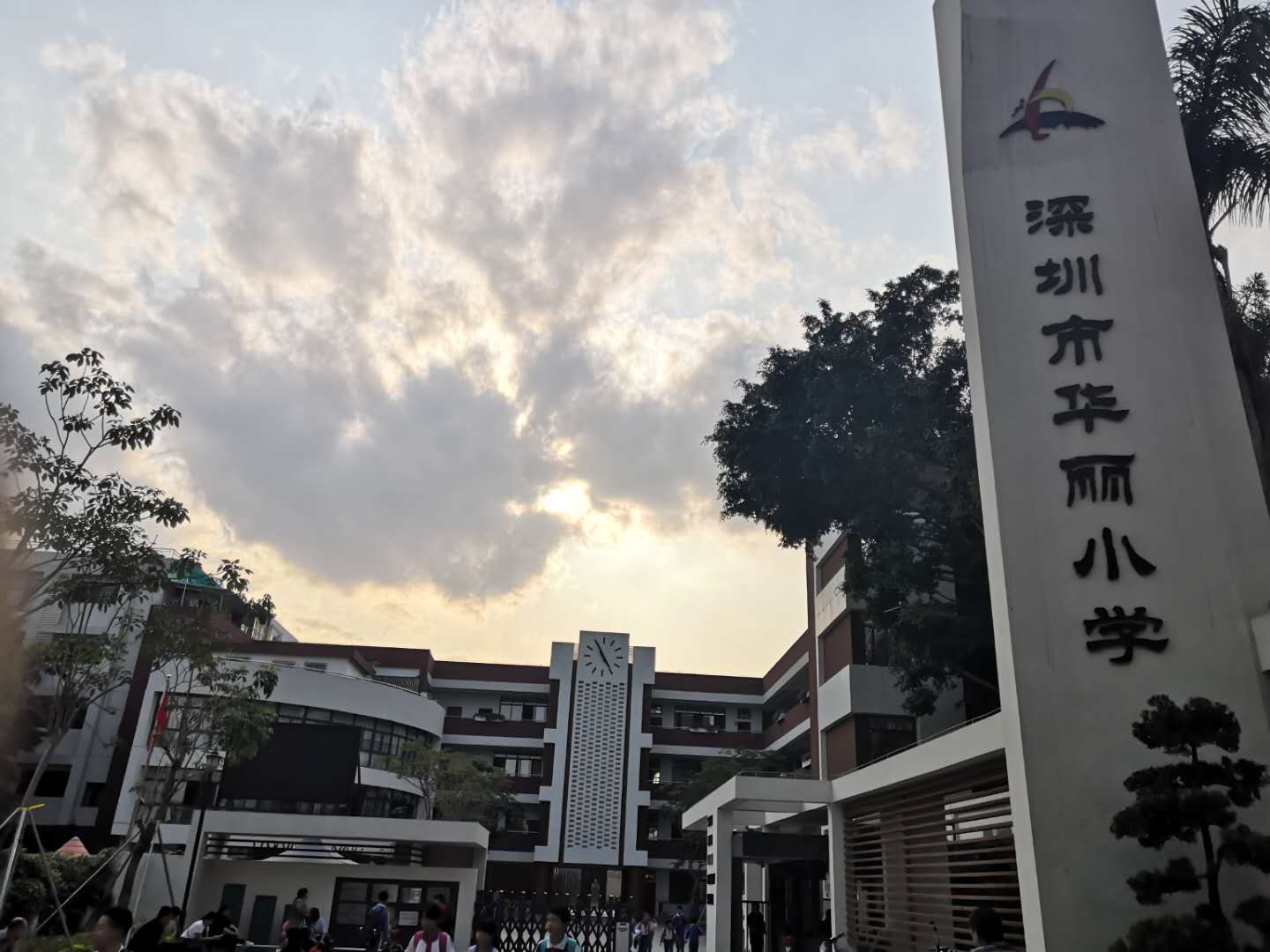 危险！天健施工场地*破爆**？旁边小区房屋墙体竟被爆裂