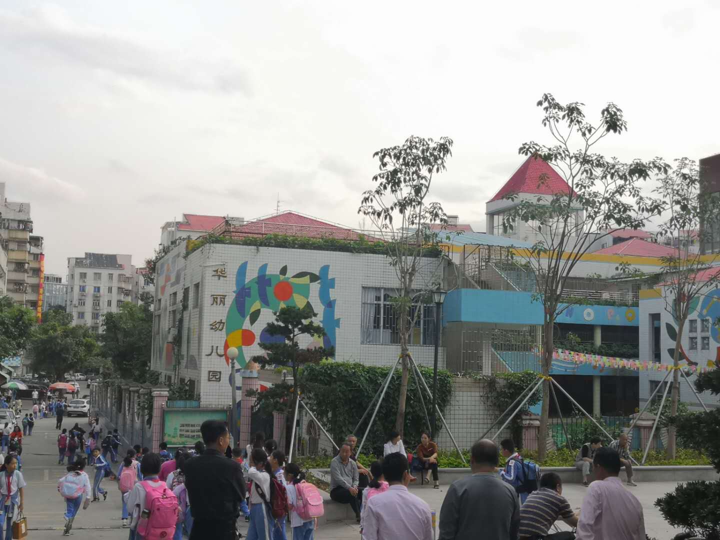 危险！天健施工场地*破爆**？旁边小区房屋墙体竟被爆裂