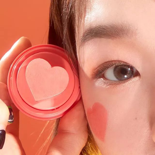 讲干货|软妹or御姐？一块腮红切换妆面风格，做春天最靓的小姐姐～