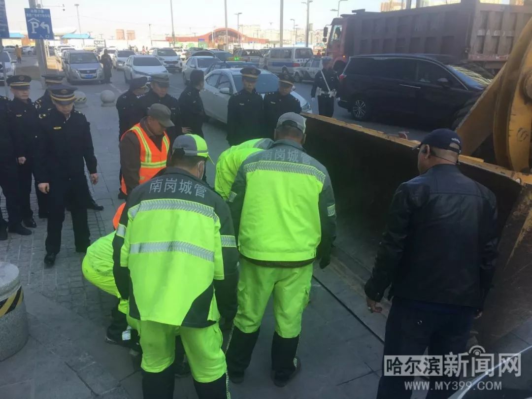 城管清理占道石墩,占道经营整治还路于民