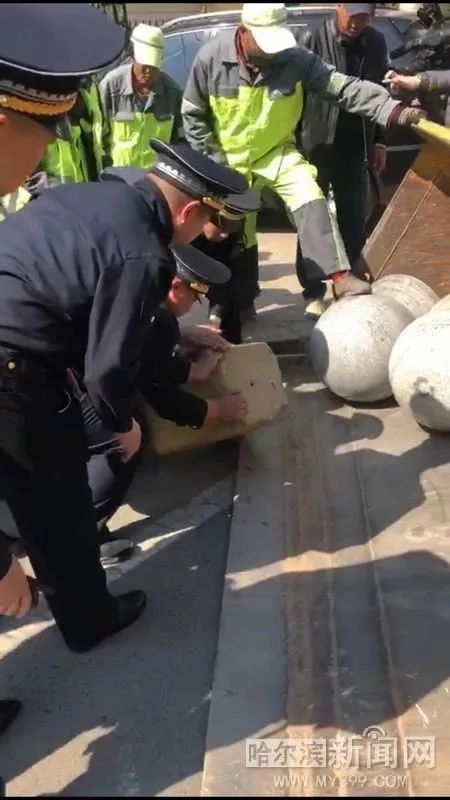 城管清理占道石墩,占道经营整治还路于民