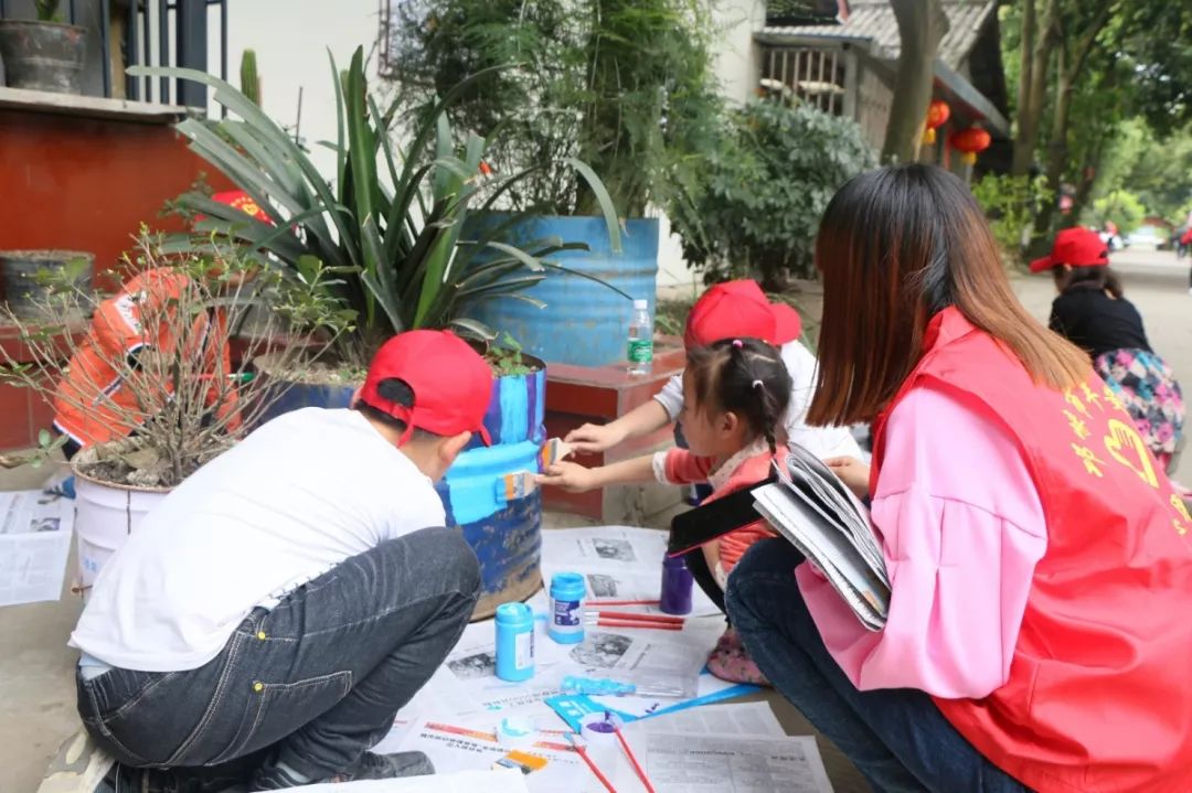 青·志愿|“拾彩添景·聚爱小巷”活动走进羊安镇，你我协作美化生活