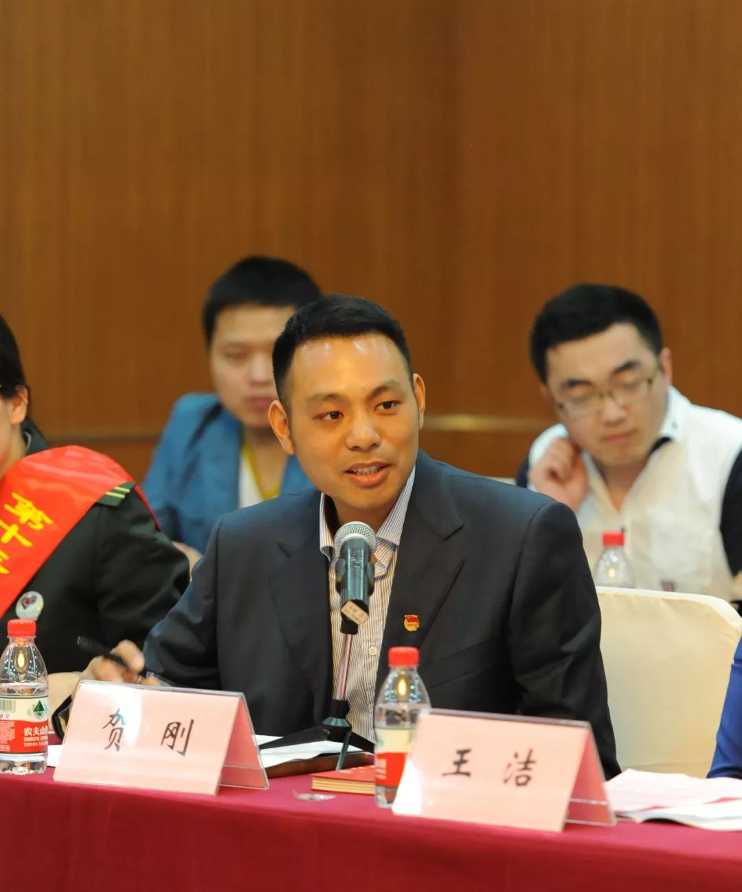 中青报纪念五四百年推首个人物：农民工贺刚的逆袭！