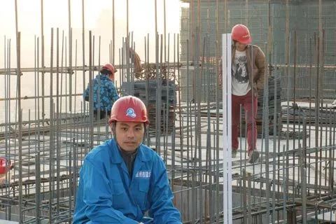 中青报纪念五四百年推首个人物：农民工贺刚的逆袭！