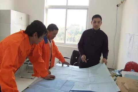 中青报纪念五四百年推首个人物：农民工贺刚的逆袭！