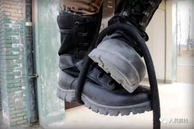 17式武警新式作战靴,17式作战靴军品和民品的区别