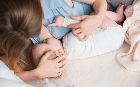 哺乳期乳腺炎发烧能给孩子喂奶吗,妈妈乳腺炎宝宝还可以吃奶吗