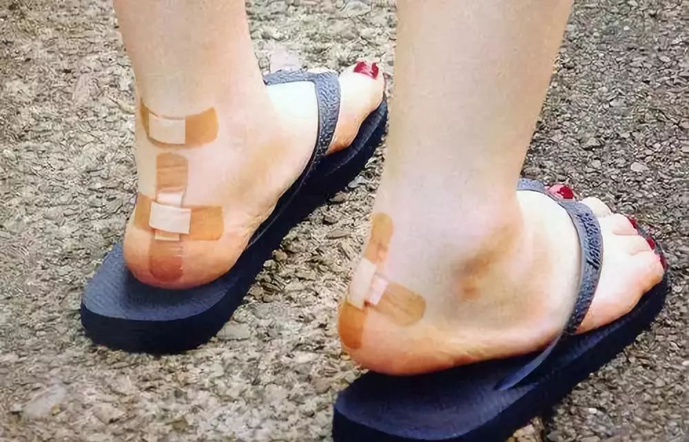 每个女生脚后跟都有个疤,每个女人的背后都有一部辛酸史