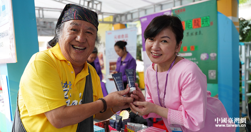 台湾北原山猫演唱组合成员吴廷宏义务为南宁台湾名品展销会台商代言