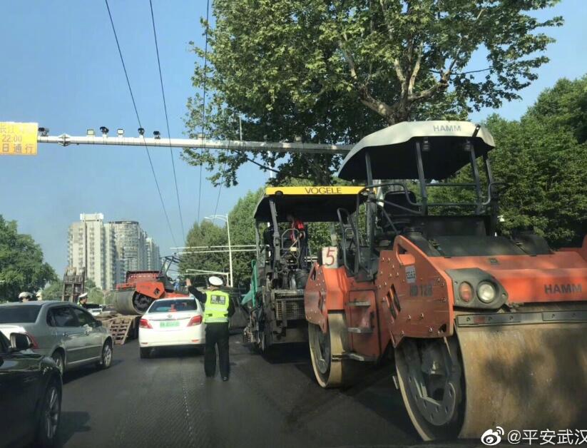 早上轧路机掉下平板运输车，致武珞路交通不畅，刚刚轧路机已被吊起
