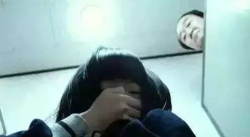 少女20天内遭生父多次性侵！生母竟帮忙捂嘴充当帮凶...