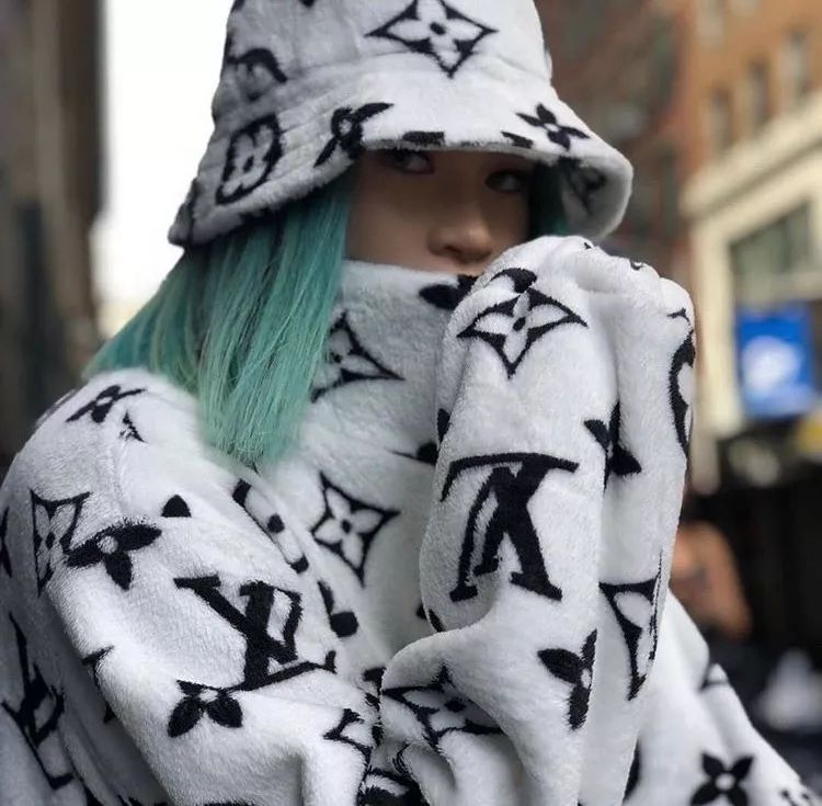 女生买假名牌,买假名牌的女孩