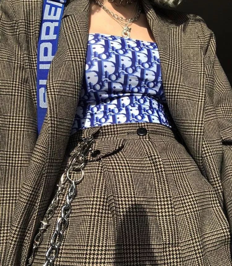 女生买假名牌,买假名牌的女孩