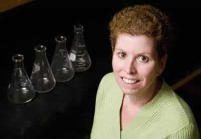 小心塑化剂！科学家证实，日常暴露剂量的塑化剂会导致雌性小鼠生殖能力大幅降落，最高可降50%丨科学大发现