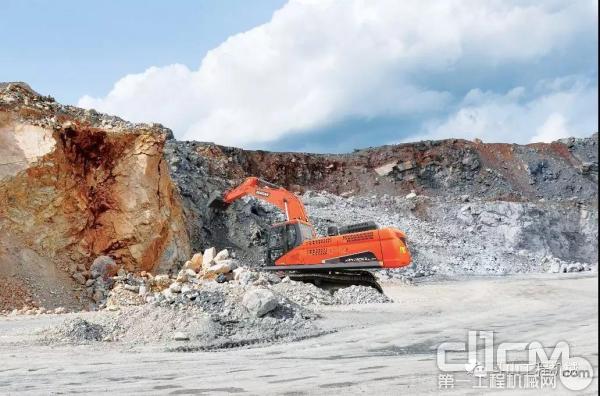 斗山挖掘机矿山工作视频,斗山重型挖掘机工作视频