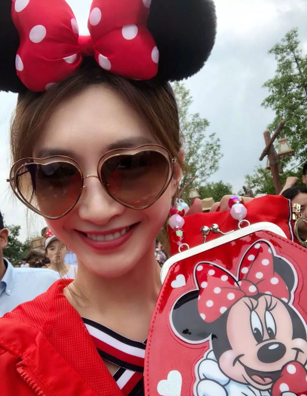 现在去去迪士尼穿搭建议 (游玩迪士尼穿搭)