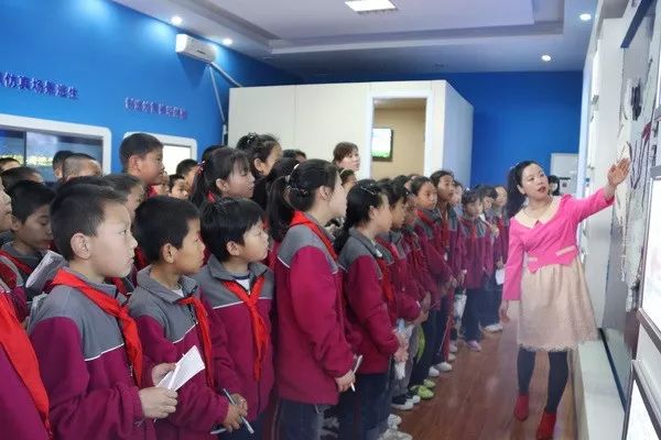 地震来了，怎么办？---卧龙寺小学师生走进防震减灾科普馆学防震