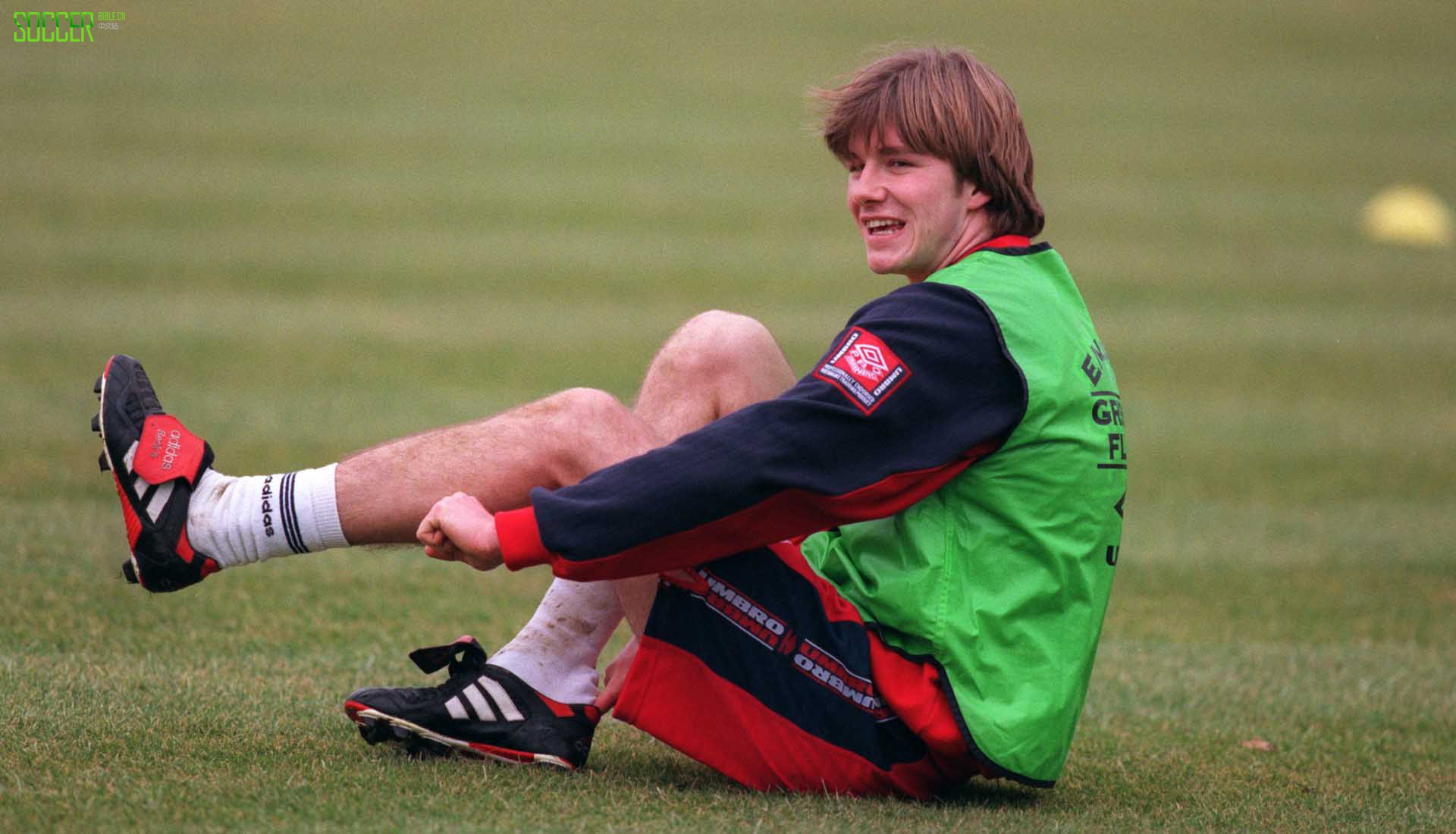 阿迪达斯猎鹰和predator,阿迪达斯足球鞋猎鹰predatoredge4