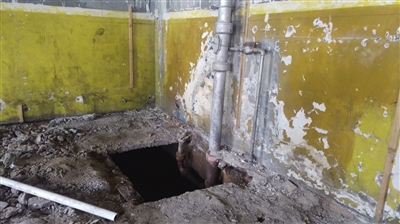 商铺区主管道漏水物业管吗,商户水管跑水找谁管