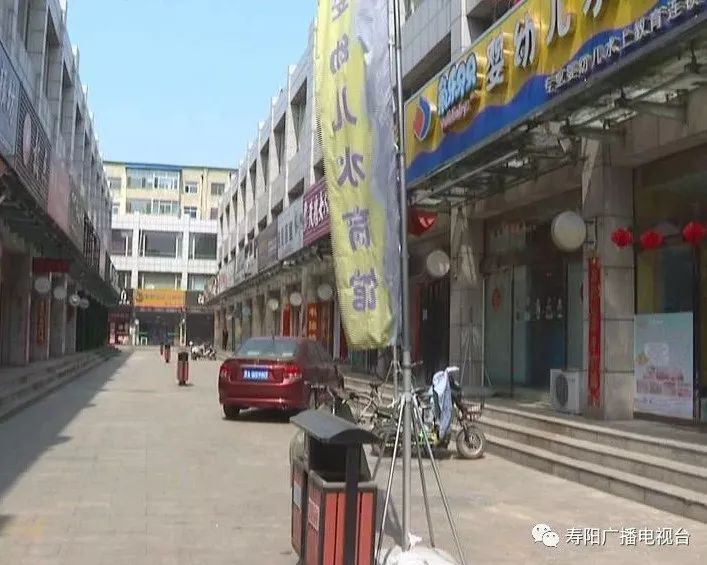 哪条法律规定橱窗不能贴广告,有规定店橱窗上不能贴广告吗