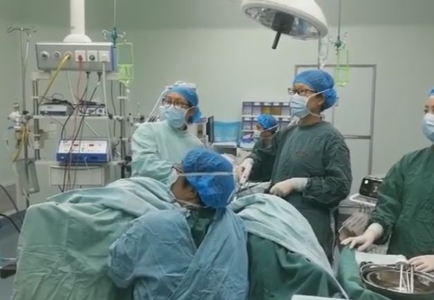 女子怀孕子宫破了,女子怀孕却发现肚子里是20斤肿瘤