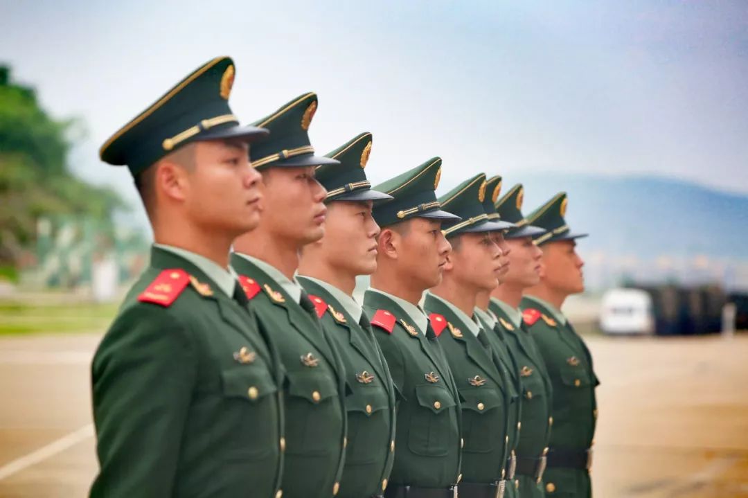 军人队列动作步法变换,单个军人队列动作口令下达教学