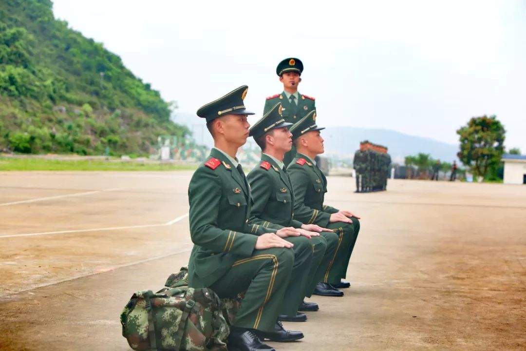 军人队列动作步法变换,单个军人队列动作口令下达教学