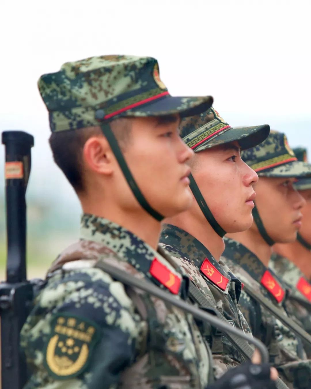 军人队列动作步法变换,单个军人队列动作口令下达教学