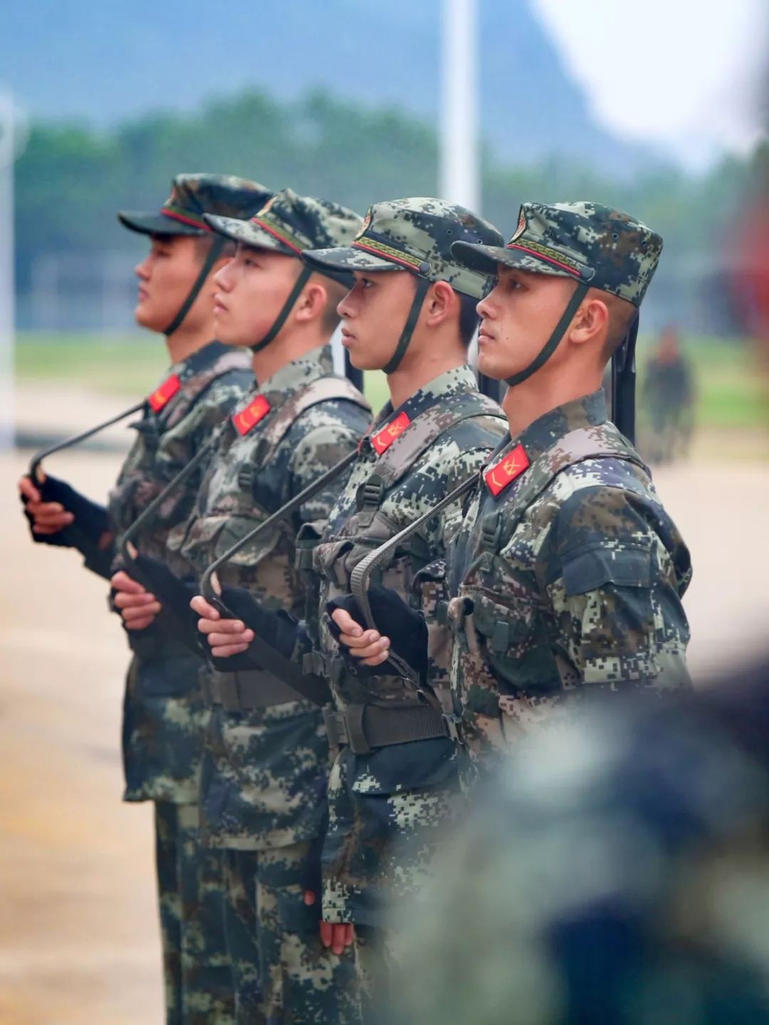 军人队列动作步法变换,单个军人队列动作口令下达教学