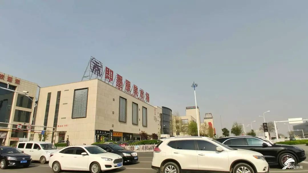 你的名牌衣服打这儿来的吗？青岛一服装市场千元大牌只卖几十元！