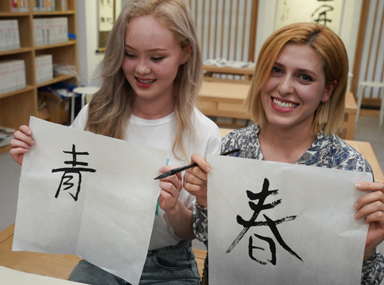 老外学习中国书法,当歪果仁爱上中国戏