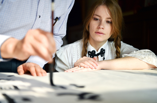老外学习中国书法,当歪果仁爱上中国戏