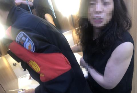 2000元左右的玉石吊坠,200万翡翠吊坠掉河里视频