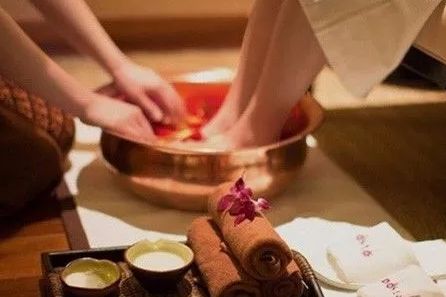 秋冬泡脚加点它,天冷了用这种方法泡脚更有益健康