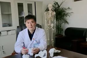 关爱老人奉献爱心故事,南阳市救助换髋关节的残疾人