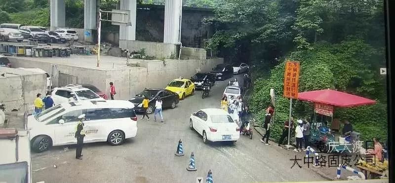 重庆各景区开启人从众模式，怎样避堵？怎样停车？交巡警为你支招